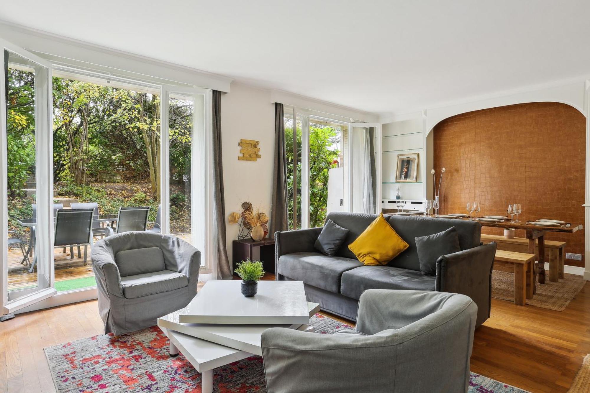 Chic And Spacious With Piano And Terrace Apartment