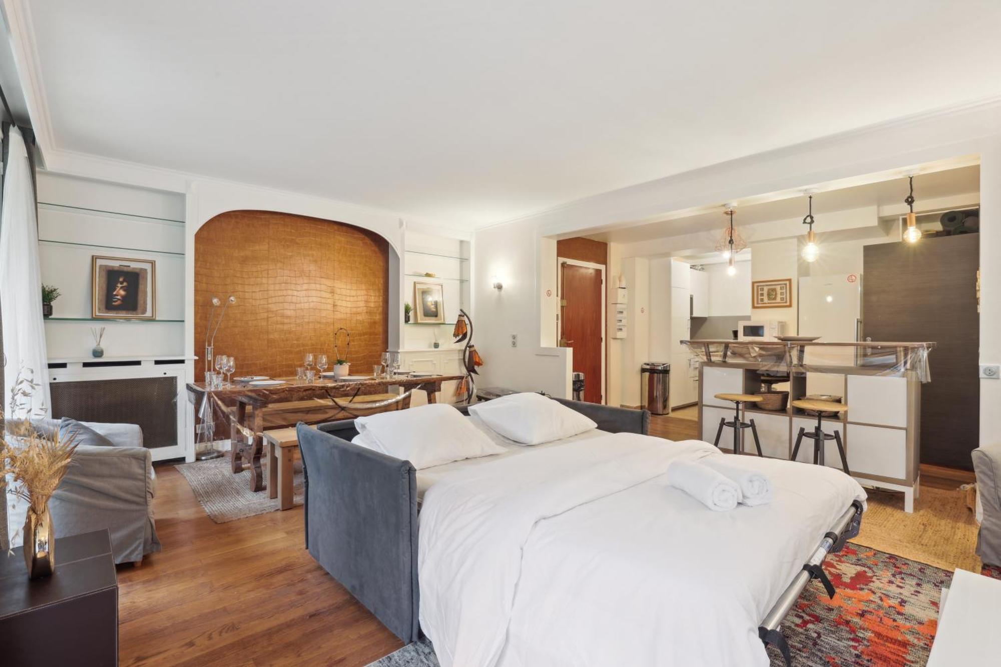 Chic And Spacious With Piano And Terrace